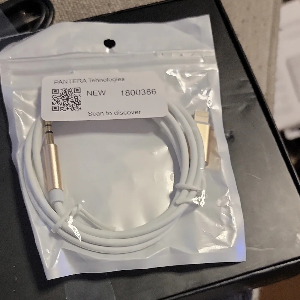 White Gold 3.5mm to Lightning Auxiliary Cable